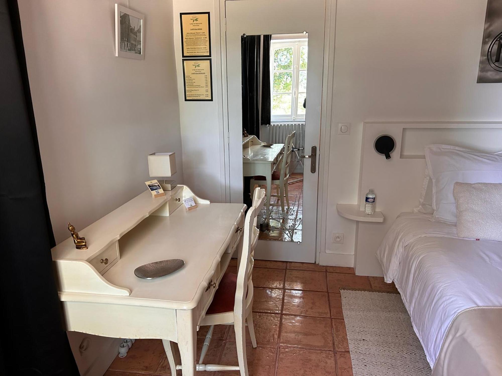 Le Spa Est Dans Le Pre Trigueres Luaran gambar