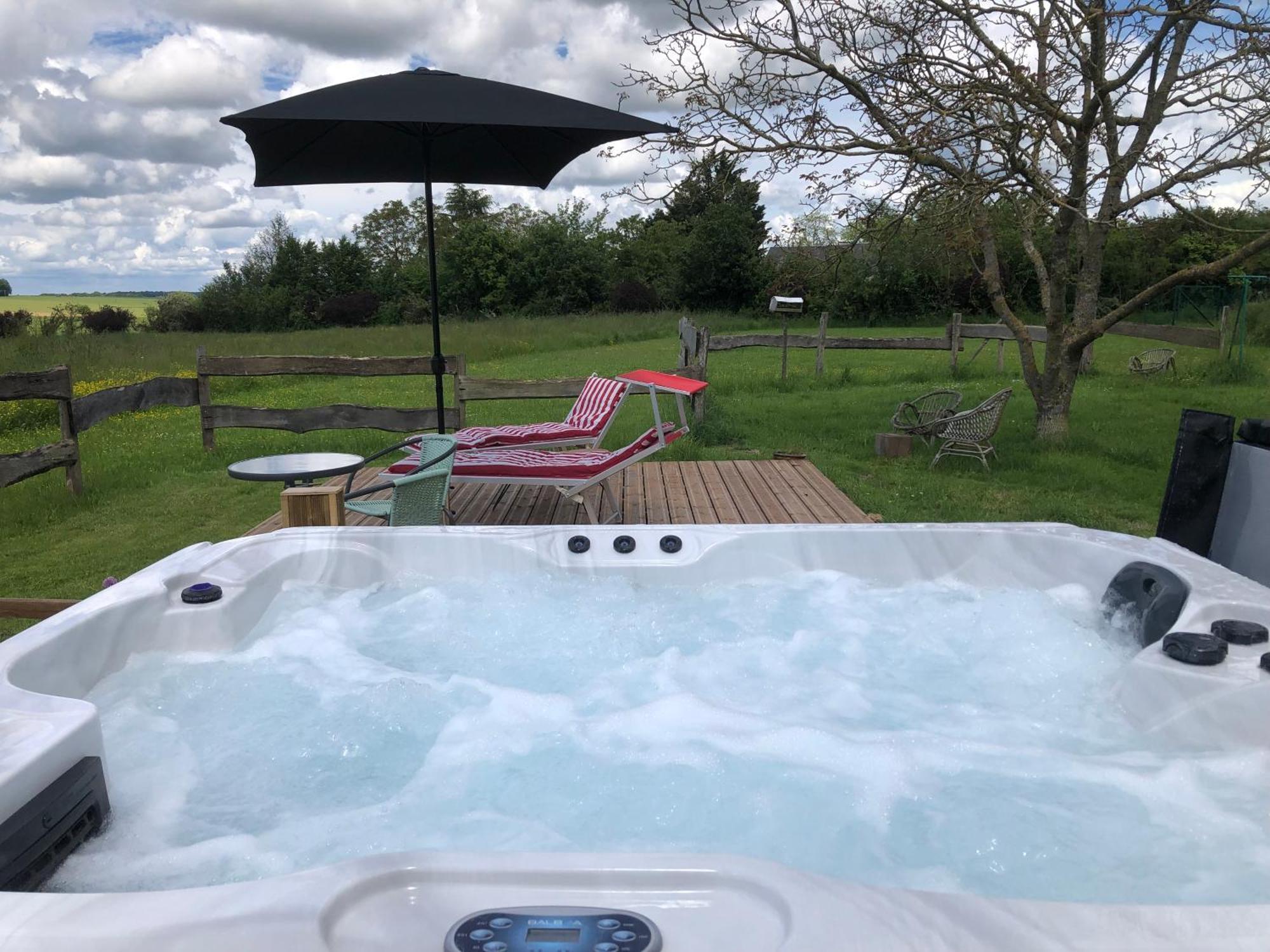 Le Spa Est Dans Le Pre Trigueres Luaran gambar