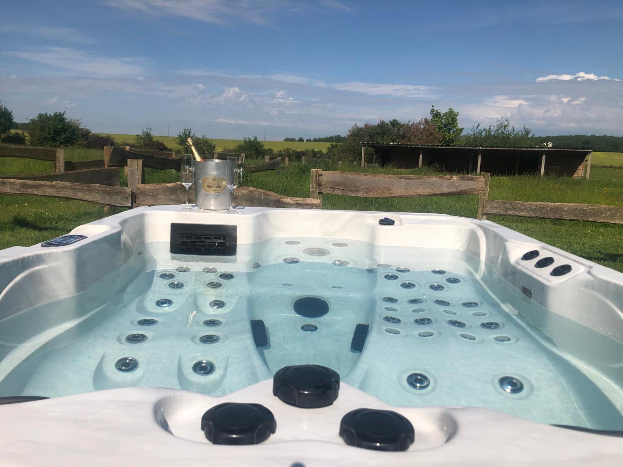 Le Spa Est Dans Le Pre Trigueres Luaran gambar